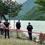 კაცი საკუთარ მანქანაში ჩაცხრილეს და მოკლულის მანქანა, კვალის დაფარვის მიზნით მდინარეში გადააგდეს…
