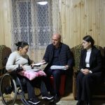 ოზურგეთის მერი პაატა კუნჭულია, შშმ პირთა საერთაშორისო დღესთან დაკავშირებით, სოფელ მთისპირში, თამუნა შავაძეს შეხვდა.