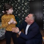 აუტისტური სპექტრისა და დაუნის სინდრომის მქონე ბავშვებს საჩუქრები გადასცეს